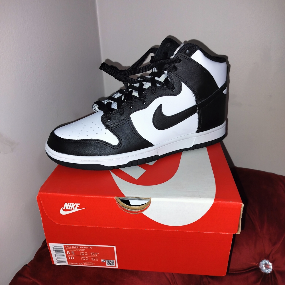 Nike Men's Black and White Athletic Shoes